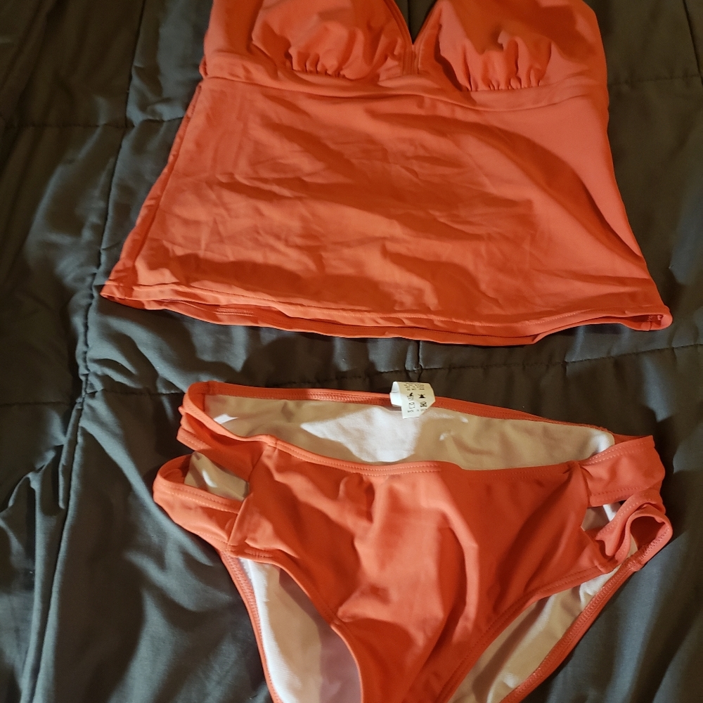 GRND Womens Criss Cross Tankini V-neck 2 piece,coral colored. Smoke free home.